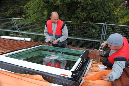 Ob „normales“ Dachfenster oder funkgesteuertes Hightech-Fenster: Die Kosten für den Einbau durch den Dachdecker-Fachbetrieb sind wesentlich geringer als die Kosten zur Sanierung von Bauschäden durch unqualifiziertes Do-it-Yourself.