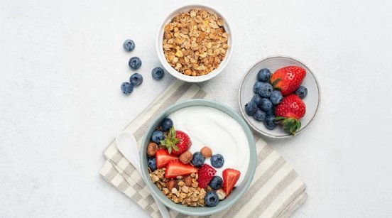 Muesli_Bowls_Healthy_Breakfast_warum_gesunde_Fruehstueckstrends_oft_Zuckerfallen_sind_ada5b901-.webp