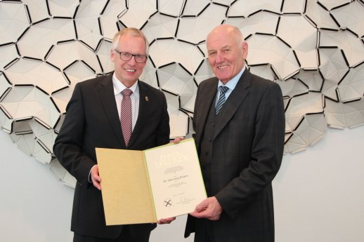 Präsident Manfred Nüssel zeichnet Generalsekretär Dr. Henning Ehlers (l.) mit der Goldenen .jpg