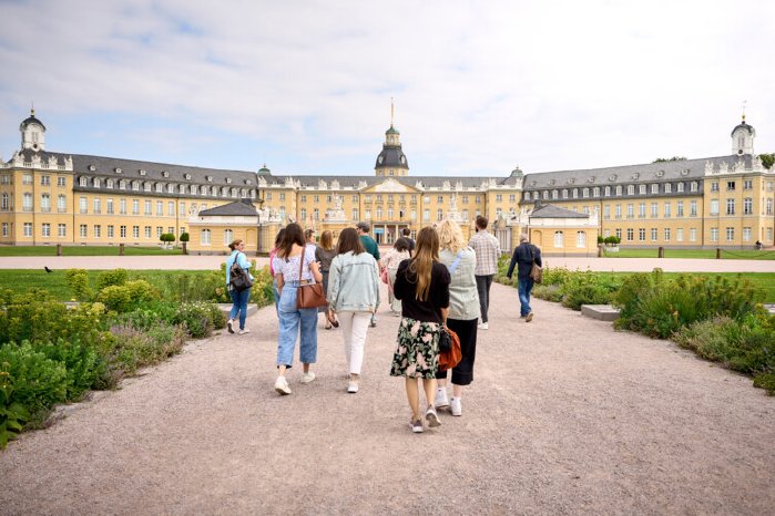 Stadtf%C3%BChrungen%20in%20Karlsruhe%20%C2%A9%20KTG%20Karlsruhe%20Tourismus%20GmbH_Foto%20Bruno%.jpg
