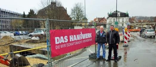 Ernst Berger und Kreishandwerkerschafts-Geschäftsführer Jürgen Gress vor dem Transparent in Albstdt-Ebingen