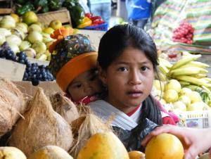 Kinder auf dem Markt von Ibarra, Ecuador