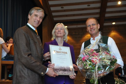 Verleihung des Meckatzer-Philosophie-Preises v. l. Michael Weiß, Annemarie Pieper, Adalbert.JPG