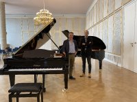 Die neuen Zwillingsflügel von Blüthner im Konzertfoyer der Oper Leipzig mit (li) Ugo D’Orazio, Studienleiter an der Oper Leipzig, und (re) Christian Hornef, stellvertretender Studienleiter © Annalena Müller/ Oper Leipzig