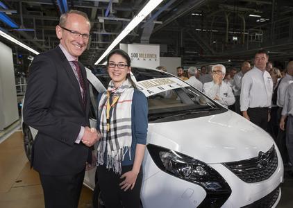 Glück im Unglück: Opel-Fahrerin Anna Katharina Dionysius überstand einen schweren Unfall dank der Sicherheitstechnik ihres Astra nahezu unverletzt und erhielt von Opel-Chef Dr. Karl-Thomas Neumann einen neuen Zafira Tourer als Dank für ihre Markentreue © GM Company