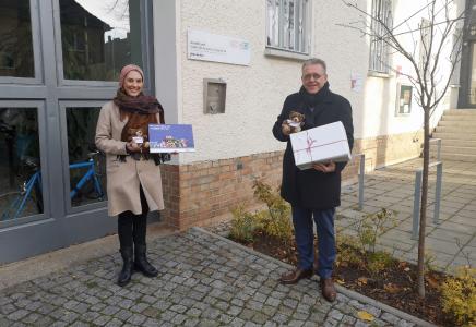Svenja Rekow (UNIONHILFSWERK) und Michael Halberstadt (Geschäftsführer Personal der FBB) vor der Einrichtung für Wohnungslose in der Dahmestraße in Berlin-Bohnsdorf Foto: Gina Schmelter