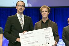 Im Rahmen der Meisterfeier 2014 wurde Schreinermeister Johannes Rau aus Edingen-Neckarhausen (rechts) von Matthias Kreibich (links) von der Inter-Versicherungsgruppe mit dem Preis in Höhe von 1.500 € für den besten Meister in einem Innovativen Beruf ausgezeichnet, Foto: Thomas, Mannheim 