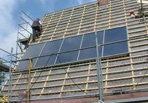 Auch bei dachintegrierten Solaranlagen gelten die Fachregeln für Dacheindeckungen und Mindestdachneigung