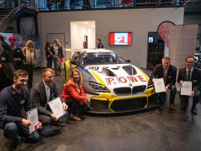 Studiengangsleiterin, Prof. Dr. Bettina Reuter, mit den ausgezeichneten Absolventen (Foto: HS Kaiserslautern, Campus Zweibrücken)