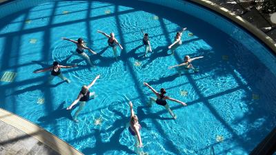 Aqua Yoga mit Sandra Stock in der Toskana Therme, Foto: © Toskanaworld