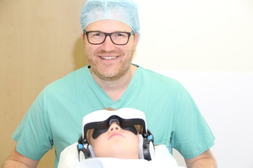 Dr. med. Fabian Heuser, Chefarzt für Anästhesie und Intensivmedizin   Videobrille Happy Med IMG_.jpg