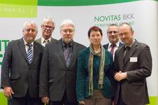 Reiner Geisler (Novitas BKK-Vorstand), Peter Peuser (Novitas BKK Verwaltungsrat), Dr. Peter Potthoff (KV Nordrhein), Staatssekretärin Martina Hoffmann-Badache, Dr. Harald Obendiek (Novitas BKK Verwaltungsrat) und Moderator Tom Hegermann