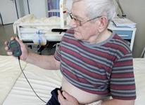 Herbert Semling bedient sein Handprogrammiergerät, Bildquelle: Petra Geiger