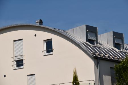 Das Runddach oder Tonnendach – im Bereich von Wohnimmobilien immer noch ein Exot.