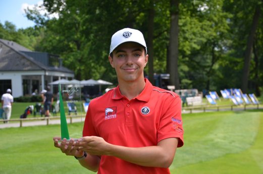 LoicNaas-VcGKoelnOpen2026-Trophy_PGT.JPG