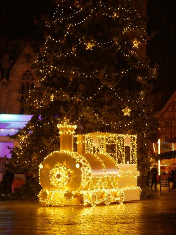 Weihnachtszauber2023_Baum_Lok_copyright Meiningen GmbH.JPG