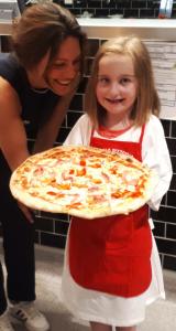 Herzkind Zoe mit ihrer Pizza