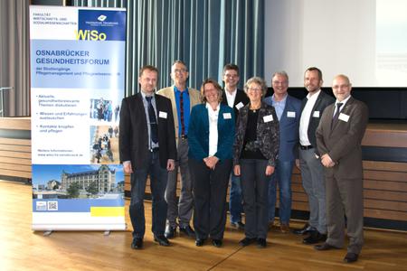 Gastgeberin Prof. Dr. Elke Hotze (3.v.l.) und Prof. Dr. Martin Moers (2.v.l.) von der Hochschule Osnabrück mit Referentinnen und Referenten des 12. Osnabrücker Gesundheitsforums (v.l.): Andreas Fierdag, Heiko Langheim, Inge Ruwald, René van der Woning, Dr. Bernd Runde und Alexander Pröbstl