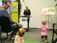 Mit anderen Augen sehen: Gastgeberin Stefanie Schölwer ist dankbar, Bürgermeister Dr. Sebastian Ritter ist verzaubert, und die Kinder sind im Mittelpunkt