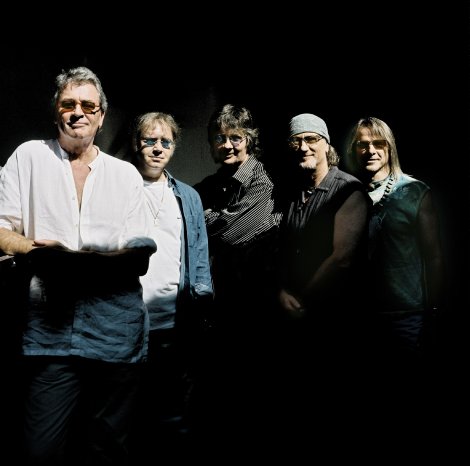 Deep Purple stehend vor schwarzem Hintergrund - kleineres Druckformat.jpg