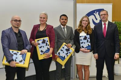 v.li.: Die ausgezeichneten Studierenden Alexandros Konstantinidis, Anna Königstein, Quyyum Arslan, Hannah Krämer mit Präsident Jens Hermsdorf / Foto/Uwe Feuerbach