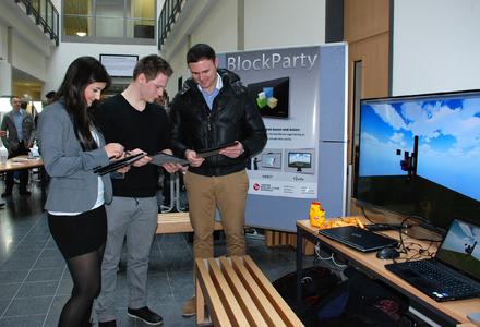 Gemeinsam neue architektonische Welten bauen: Das
Team "BlockParty" präsentierte auf der Informatik-Messe seinen Beitrag
zum 26. European Media Art Festival Osnabrück