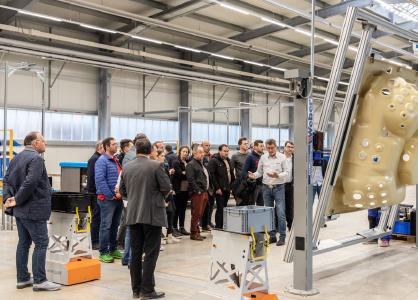 Zur technischen Händlerschulung gehörte auch ein Rundgang durch die Whirlcare-Produktion