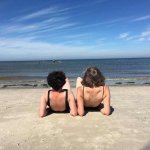 Eine tiefe Freundschaft entsteht auf Juist und durch diese tiefe Freundschaft wurden zwei Leben für immer geprägt – Sandra und Karin erzählen im Juister Podcast 