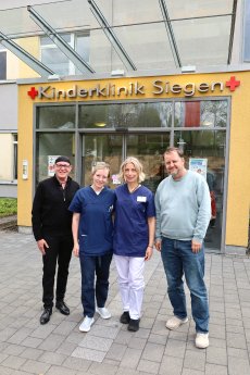 Begrüßung neue Ärzte Neuropäd Kinderklinik Siegen hoch.jpg