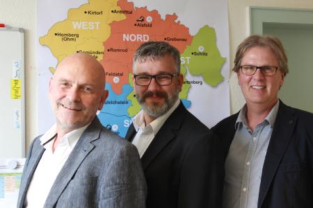 Der neue alte Vorstand der AG 78 (v. l.): Erster Vorsitzender Harry Bernardis (Leiter der Vogelsberger Lebensräume), Geschäftsführer Tobias Hoffmann (Geschäftsführer Haus am Kirschberg) und stellvertretender Vorsitzender Helmut Benner (stellvertretender Jugendamtsleiter), Foto: Gaby Richter
