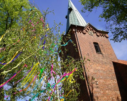 01.05. Maibaum aufstellen_kl.jpg