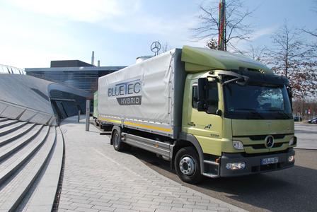 Der Mercedes Atego Hybrid ist der erste deutsche Serienhybrid-Lkw in der 12-Tonnen-Klasse. Foto: Vogel Business Media