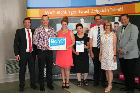v.l.n.r.: Vizepräsident der Handwerkskammer Mannheim Rhein-Neckar-Odenwald Klaus Hofmann, Boris-Beauftragter Marcel Korb, Ronja Tropf, Schulleiterin Gitta Beiner-Schulitz, Dr. Alexander Eger (Bürgermeister der Gemeinde St. Leon-Rot), Laudatorin Iris Wolf und Alexander Urban (Projektbüro Boris – Berufswahl-Siegel) (Bild: Handwerkskammer Mannheim)