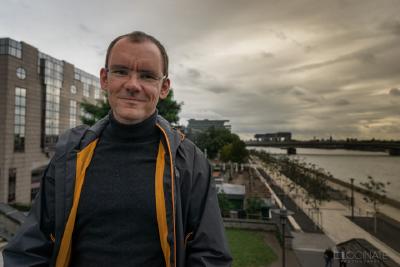 Professor Steffen Wendzel begibt sich auf die Spurensuche digitaler Geheimnisträger (Foto/Elocinate Photograph)
