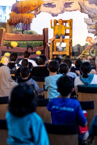 KINDER LACHEN Kleine Oper hochkant.jpg