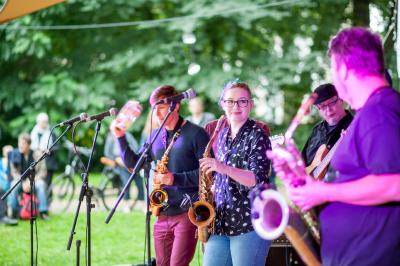 Die Gruppe Brennholzverleih brachte das Publikum mit Ska und Punk zum Tanzen. Foto: Sabrina Peters, Hochschule Bremen