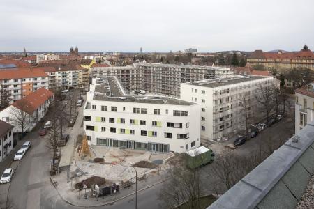 Im Jahr 2019 wurde in der Pillenreuther Straße an den 133 Mietwohnungen noch gebaut. Der Bezug findet nun im Jahr 2020 statt, Foto: Stefan Meyer