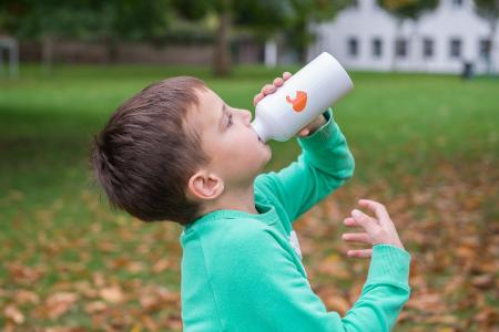 Regelmäßiges Trinken hilft Herzkindern wie Dzenan