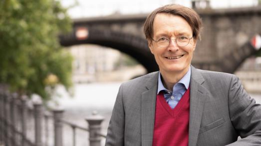 Prof. Dr. Karl Lauterbach, MdB, studierte Medizin an der Universität Aachen, Epidemiologie und Gesundheitsökonomie an der Harvard University in Cambridge in der Nähe von Boston (USA). Seit 2005 sitzt er für die SPD im Bundestag mit dem politischen Schwerpunkt Gesundheitspolitik / Copyright: Karl Lauterbach 2019