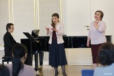 Olena Tokar und ihre Schwester Olga (re), am Flügel Igor Gryshyn