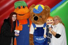 von links: Carolin Semelka & Kernie vom Wunderland Kalkar/Kernie´s Familienpark sowie Träumeling, Klappmaulpuppe Leonie und Karin Jahnke vom KJW-TEAM.DE