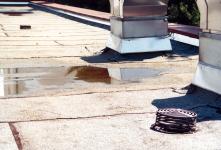 Auf diesem schlecht gewarteten Flachdach droht beim nächsten Starkregen die Überflutung