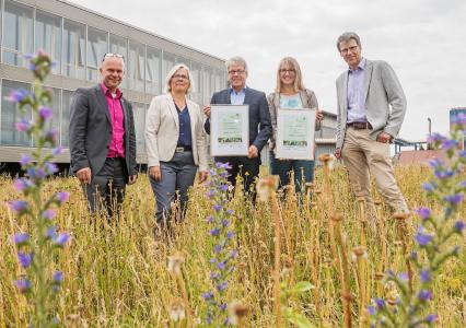 Zwei Betriebsstandorte der hanseWasser GmbH als „Orte der biologischen Vielfalt“ ausgezeichnet. V.l.n.r.: Martin Schulze, Umwelt Unternehmen, Hildegard Kamp vom Senator für Umwelt, Bau und Verkehr, Jörg Broll-Bickhardt und Claudia Jendrek, hanseWasser Bremen GmbH und Martin Rode, BUND Bremen