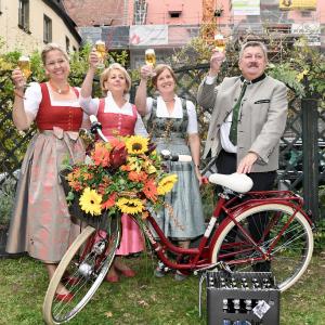 Ein Prost zum Abschied nach mehr als drei Jahrzehnten: Monika und Herbert Schmalhofer (2. v.r. und re.) mit ihrer Tochter Steffi Birnthaler (links) und Bischofshof-Brauereigeschäftsführerin Susanne Horn / Foto: obx-news/Hans-Christian Wagner