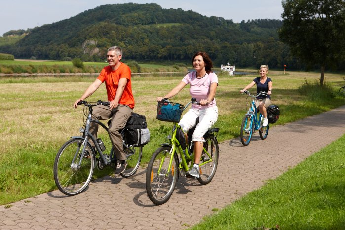 Radfahrer unterwegs am Weser-Radweg.jpg