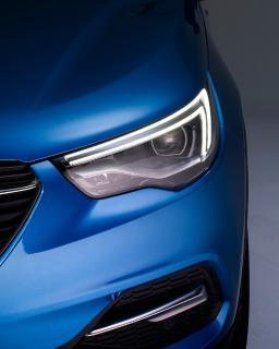 Typisch Opel: Das charakteristische Doppelschwingen-LED-Motiv in den schlanken Scheinwerfern des neuen Grandland X