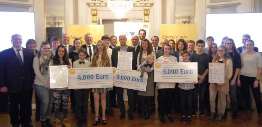 Oberpfälzer Impulsgeber für die Energiezukunft gemeinsam mit Bayernwerk-Repräsentant Christoph Henzel (9. v. l.) und dem Oberpfälzer Regierungsvizepräsidenten Walter Jonas (14. v. l.) / Foto: obx-news/Bayernwerk