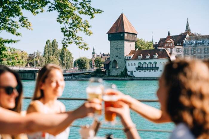 Konstanz-Constanzer-Wirtshaus-Biergarten-Seerhein-Rheintorturm-Trinken-Bier-Gruppe-02_Copyr.jpg
