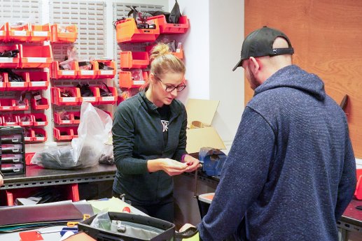 Eine Mitarbeiterin des britischen Fahrradhändlers St John Street Cycles wird geschult. ©LYON Equ.jpg