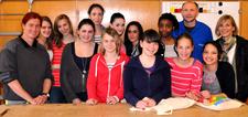 Am Girls’ Day 2012 tauschten zwölf Mädchen einen Vormittag lang das Klassenzimmer mit der Werkstatt. Hier auf dem Bild mit Susa Bobke (links), Ausbildungsmeister Werner Delesky (zweiter von rechts hinten) und Ulrike Brethauer, Ausbildungsberaterin der Handwerkskammer Reutlingen (rechts)